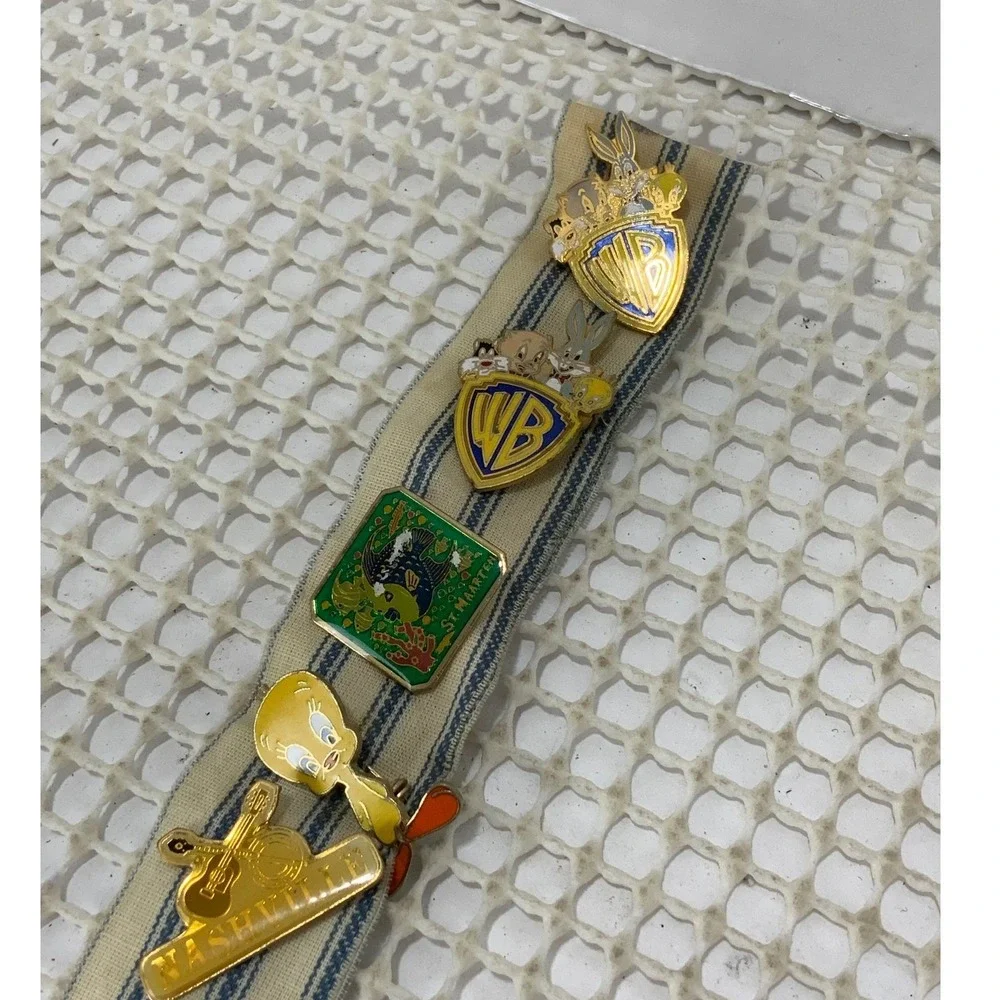 Warner Bros Looney Tunes Vintage Collectible‎ Pins Set Bugs bunny,tweety,taz EUC